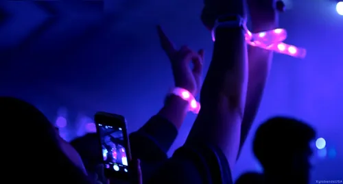 Cho Thuê Vòng Tay LED Event – Phát Sáng Tương Tác Khán Giả