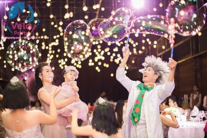 Nghệ sĩ biểu diễn bong bóng xà phòng